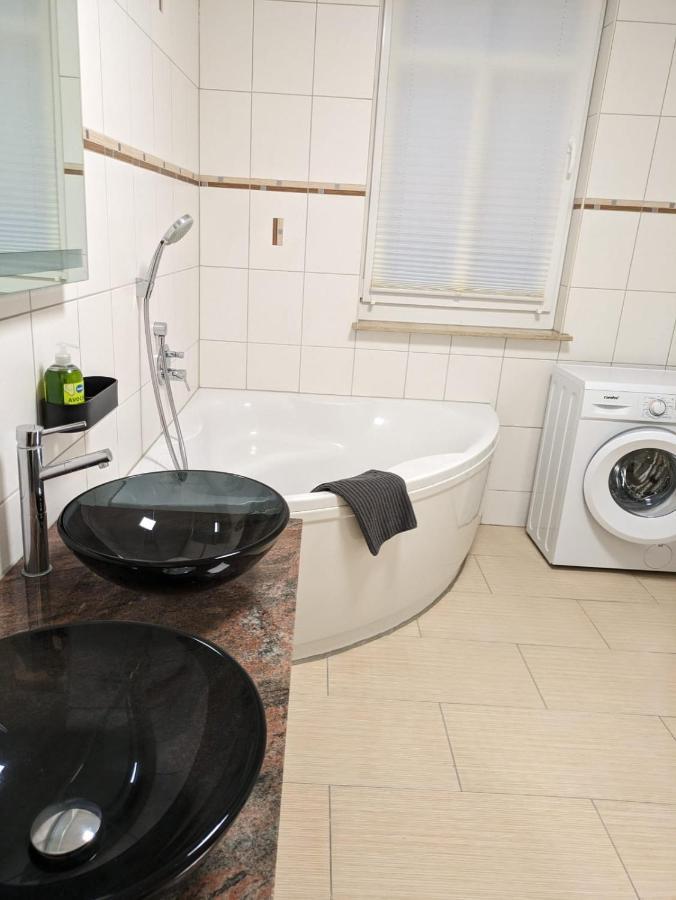 Apartment Humboldt 3 Schlafzimmer,Wifi, Netflix Parken, Terrasse, Klimatisiert, Naehe Zentrum Jena Esterno foto