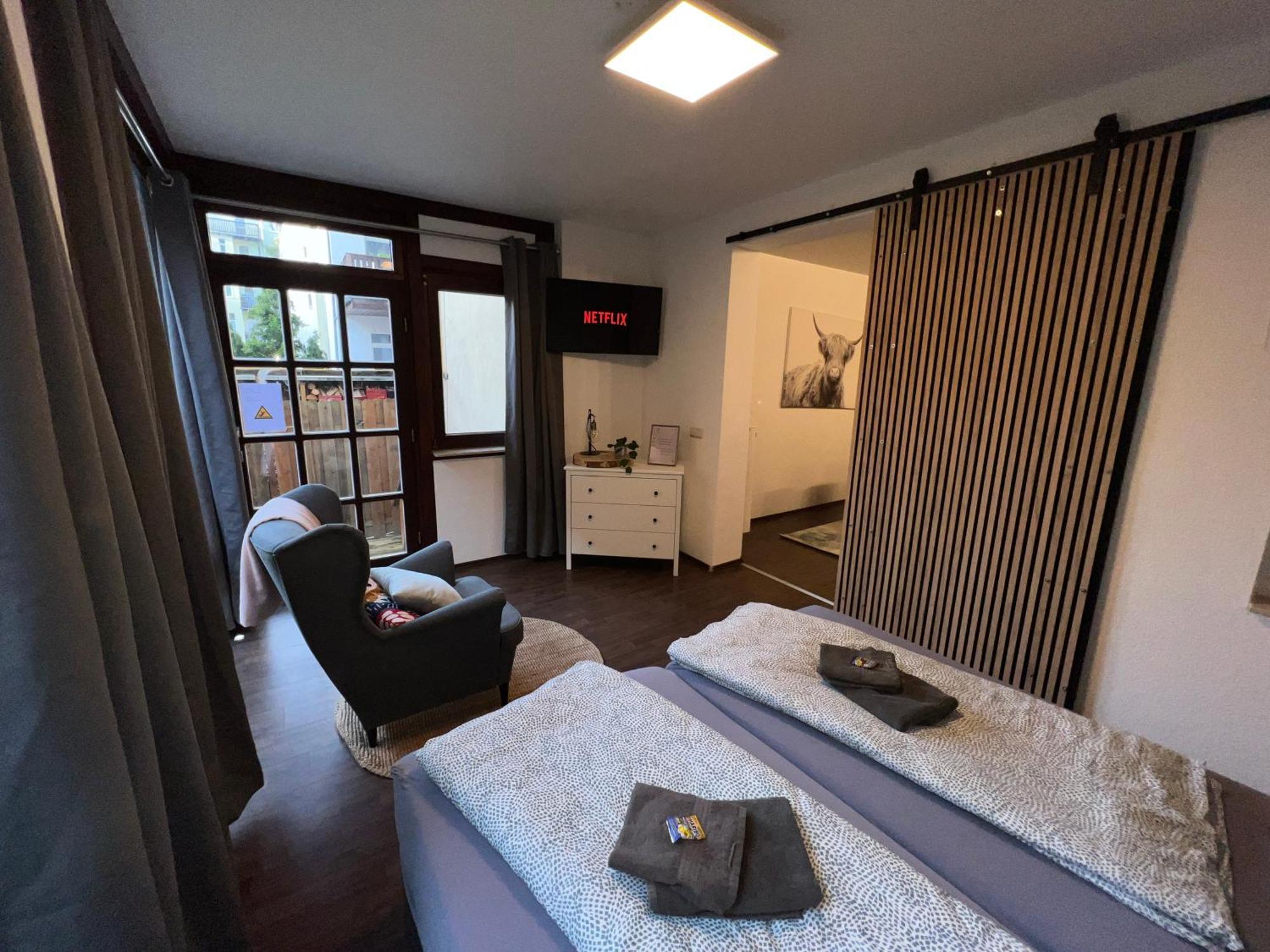 Apartment Humboldt 3 Schlafzimmer,Wifi, Netflix Parken, Terrasse, Klimatisiert, Naehe Zentrum Jena Esterno foto
