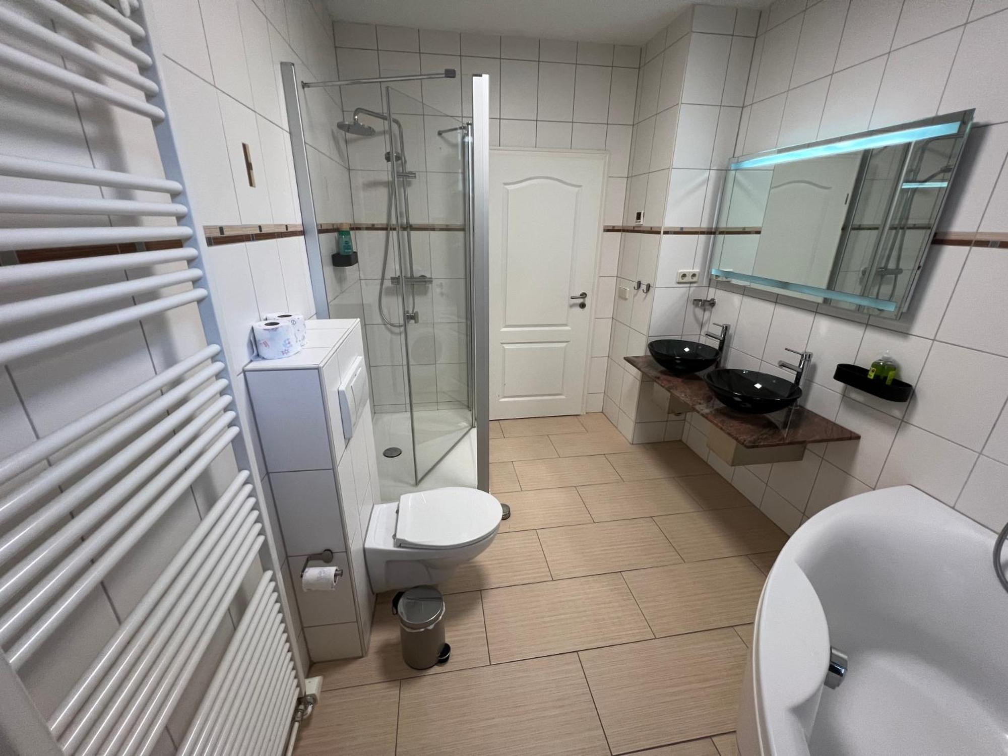 Apartment Humboldt 3 Schlafzimmer,Wifi, Netflix Parken, Terrasse, Klimatisiert, Naehe Zentrum Jena Esterno foto