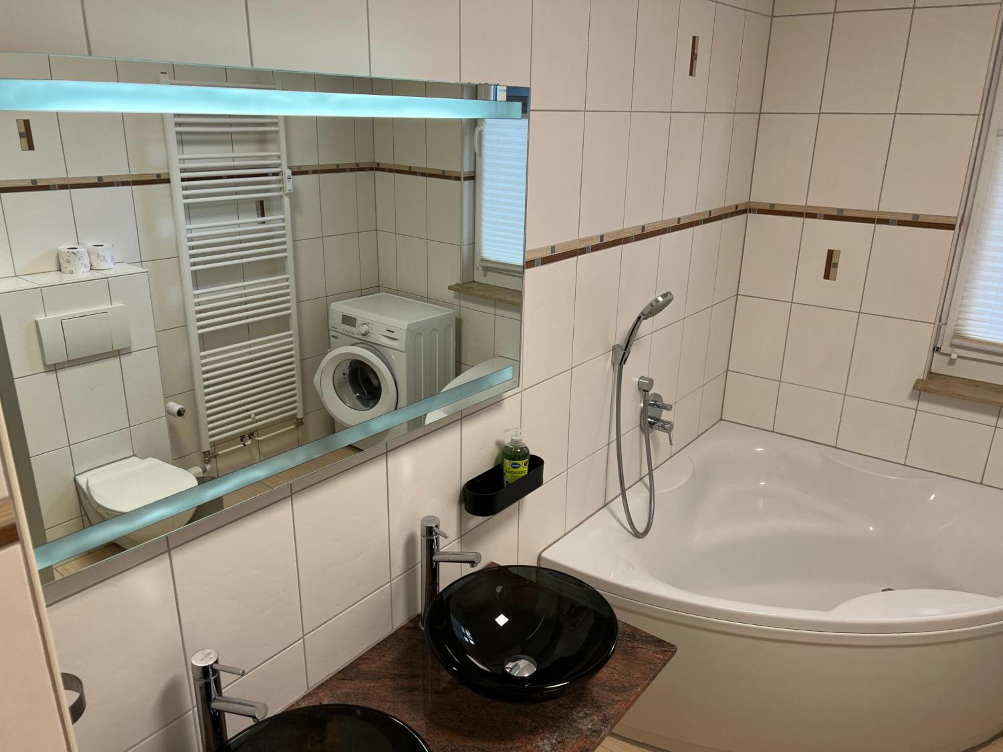 Apartment Humboldt 3 Schlafzimmer,Wifi, Netflix Parken, Terrasse, Klimatisiert, Naehe Zentrum Jena Esterno foto